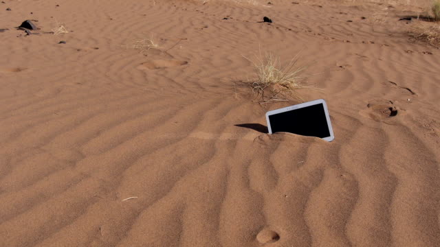 Tablet-in-der-Wüste-Sahara