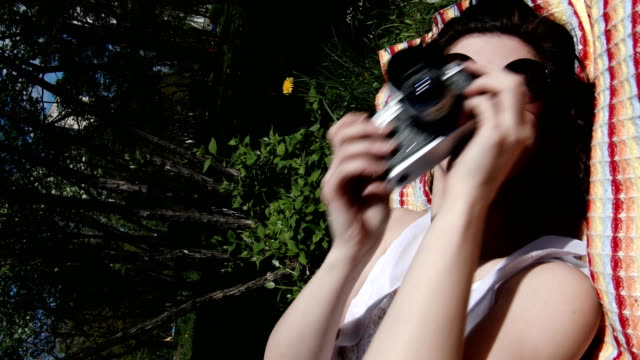 Happy-girl-takes-photo-pictures,-shoot-in-park-city,-slow-motion,-4K-UHD-UltraHD