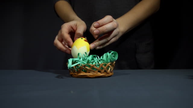 Ostern-Souvenir-erstellen-aus-Spielzeug-Küken-und-Schokoladenhasen-von-hand.