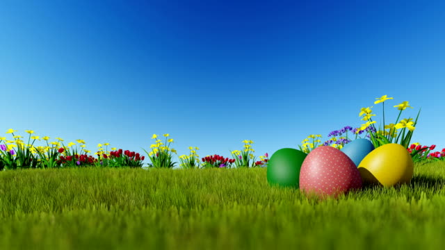 Huevos-de-Pascua-en-prado-verde-sobre-azul-cielo