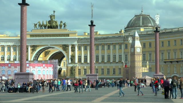 El-modelo-de-big-Ben-en-la-Plaza-del-Palacio-en-San-Petersburgo.-4K.