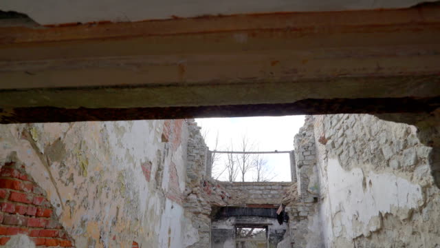Ruinen-des-beschädigten-Hauses-aus-dem-Krieg-in-der-ukraine