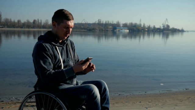 silla-de-ruedas,-con-discapacidad-física-hombre-hablando-en-teléfono-móvil,-fe