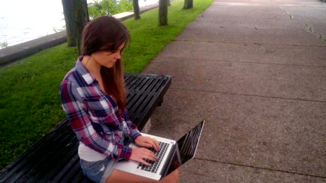 Mujer-joven-escribir-portátil.-Niña-usando-laptop-fuera.-Mujer-con-el-portátil-fuera-de