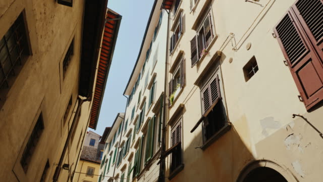 Steadicam-tiro:-una-calle-estrecha-original-con-antiguas-casas-en-el-casco-histórico-de-Florencia