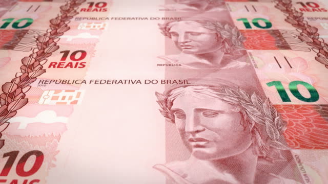 Banknoten-der-zehn-brasilianische-Reals-Rollen-auf-dem-Bildschirm,-Bargeld,-Schleife