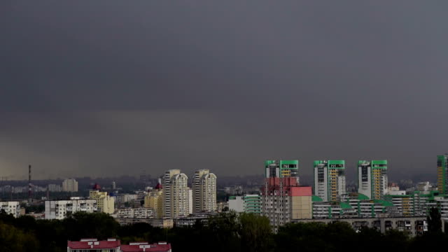 Kiev,-Ucrania,-septiembre-de-2017:-Tormenta-eléctrica-sobre-la-ciudad.-Cuatro-rayo-cae-sobre-la-tierra