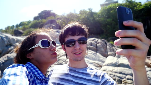Joven-pareja-feliz-tomando-selfie-por-montaña-hermosa-con-lentes-de-sol-flare-efectos.-Cámara-lenta.-1920-x-1080