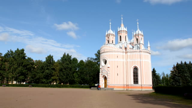 Tschesme-Kathedrale-in-der-Sommer---Seitenansicht---St.-Petersburg,-Russland