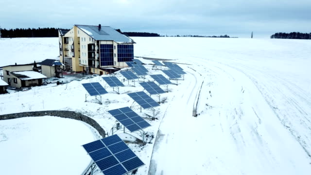 Freizeitzentrum-mit-Sonnenkollektoren-bedeckt-mit-Schnee-am-Rande-der-Stadt.