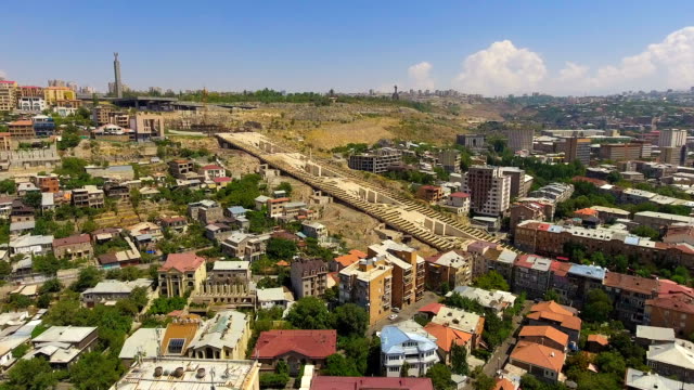 Turismo-en-Ereván,-emocionante-vista-aérea-de-cascada-escaleras-y-edificios
