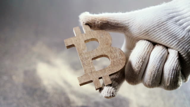 Hand-hält-das-Symbol-von-bitcoin