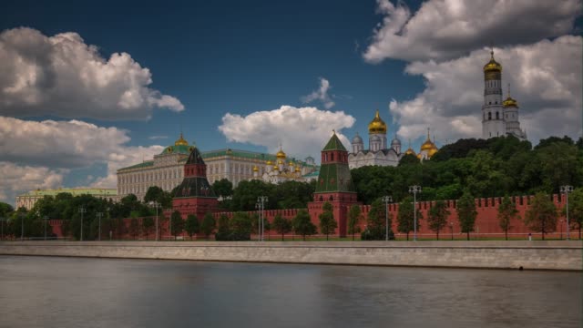 Sommer-Tag-Moskau-berühmten-Kremin-komplexe-Verkehr-Bucht-Panorama-4-k-Zeit-hinfällig,-Russland