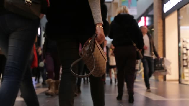 Time-lapse-of-people-at-shopping-mall