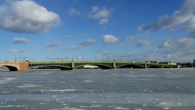 Troitsky-puente-levadizo-en-San-Petersburgo