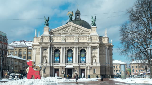 Lemberg,-UKRAINE---Winter-2018-Zeitraffer:-Der-Schnee-Kälte-in-alten-Stadt-Lemberg-in-der-Ukraine.-Wolken-ziehen-schnell.-Menschen-sind-entlang-der-Straße-in-der-Nähe-von-Lviv-Theater-für-Oper-und-Ballett.
