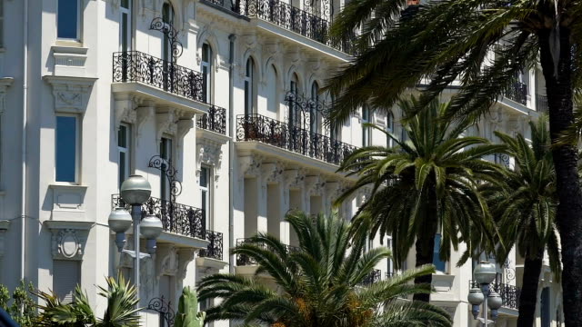 Hotel-edificio-con-árboles-de-Palma-en-la-costa-de-Niza,-arquitectura-francesa,-turismo