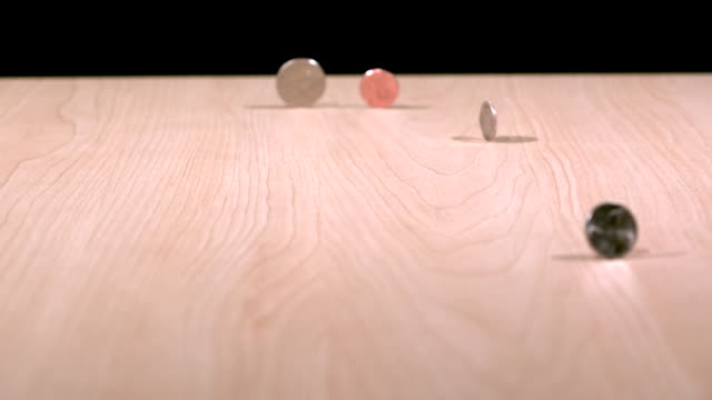 Slow-Motion-Münzen-Spinnen-auf-Tisch