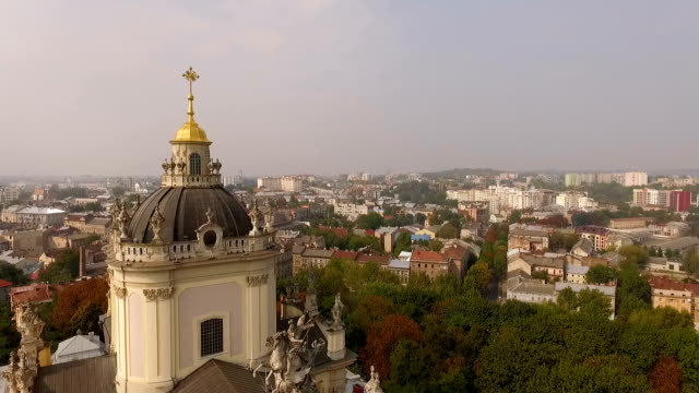Volando-sobre-la-Catedral-de-St.-Jura-Lviv-Ucrania