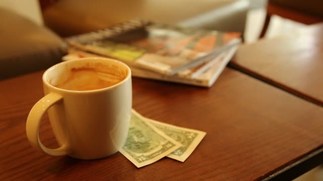 Kaffee-Geld-Geschäftskonzept-am-Morgen
