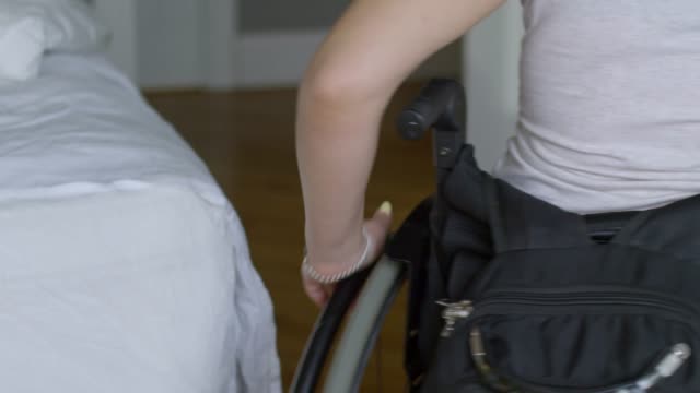 Mujer-en-silla-de-ruedas-de-conducción-hacia-fuera-de-la-habitación