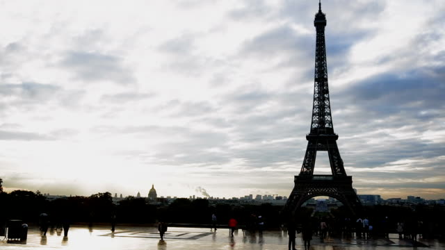 Touristen-in-der-Nähe-von-Eiffelturm-im-bewölkten-Tag