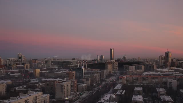Jekaterinburg,-Russland.-Stadt-in-der-Dämmerung,-Straßenszene---Leute-zur-Arbeit-gehen.