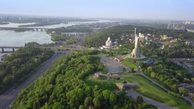 Drohne-Video-der-Mutter-Heimat-Denkmal-in-Kiew,-Ukraine