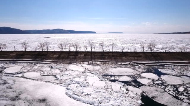 eine-Drohne-fliegen-über-einen-gefrorenen-Fluss,-Wasser-und-Eis-auf-einem-gefrorenen-Fluss