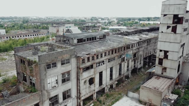 Flug-über-der-zerstörten-Fabrik.