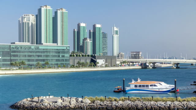 Moderne-Gebäude-in-Abu-Dhabi-Skyline-Timelapse-mit-Wasser