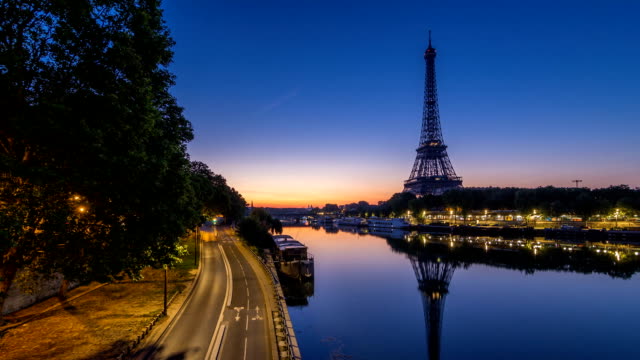 Eiffel-Tower-and-the-Seine-river-night-to-day-timelapse,-Paris,-France