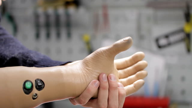 Ingeniero-de-hombre-está-trabajando-con-el-simulador-bionic-mano-en-laboratorio-médico