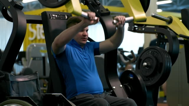 Hombre-discapacitado-entrenamiento-en-máquina-de-la-prensa-de-pecho
