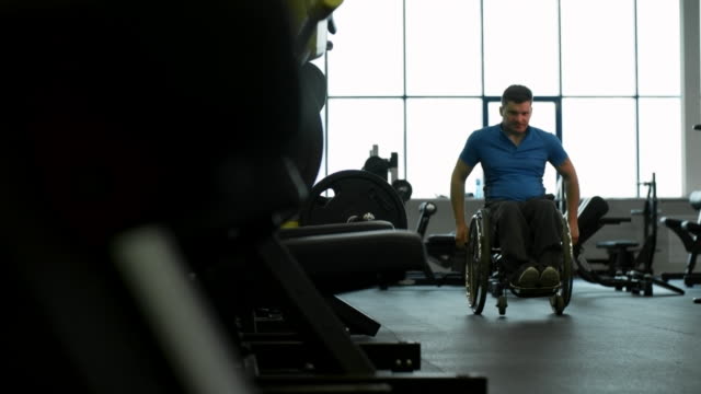 Hombre-parapléjico-motivado-en-gimnasio