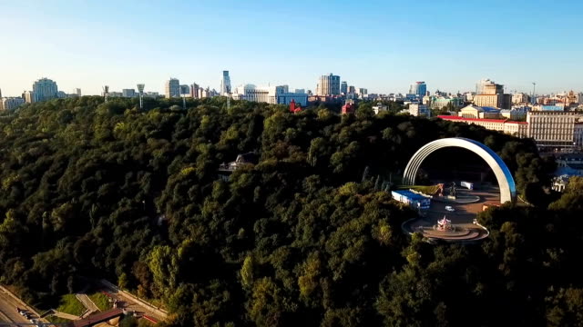 Friendship-Arch-Kiew-(Kiew)-und-Zentrum-in-die-Stadt.-Luftbild-Drohne-Videomaterial-von-oben.-Morgenlicht