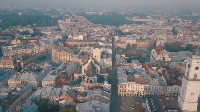 LEMBERG,-UKRAINE.-Panorama-der-antiken-Stadt.-Die-Dächer-von-Altbauten.-Luftbild
