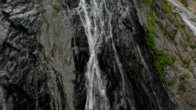 Tracking-und-oben-geschossen-Luft-aus-einem-Strom-von-Spritzwasser-Wasserfall-auf-einer-Felswand-in-den-Bergen-des-Kaukasus-gedreht.-Nahe-der-Jet-des-Wasserfalls
