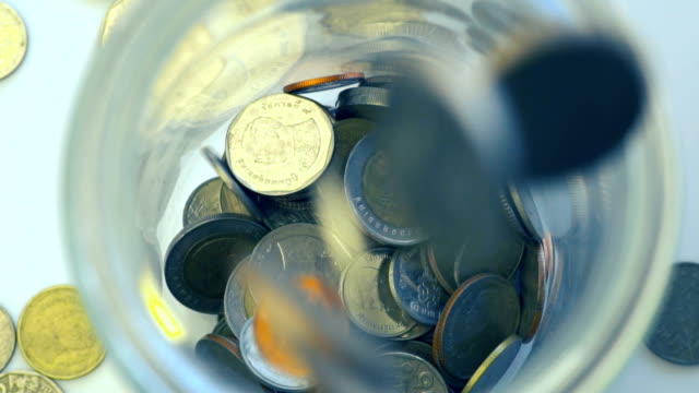 Closeup-Draufsicht-Zeitlupe-fallen-Münzen-Thailand-Geld-in-das-Glas,-Konzept-Einsparungen