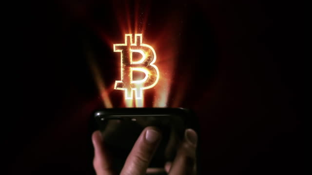 Teléfono-inteligente-con-el-holograma-de-una-billetera-bitcoin-proyectando-fuera-de-pantalla