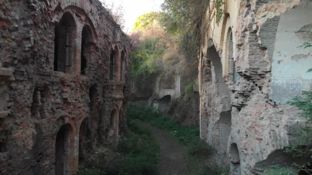 Backstein-Mauern-in-der-alten-Festung-zerstört