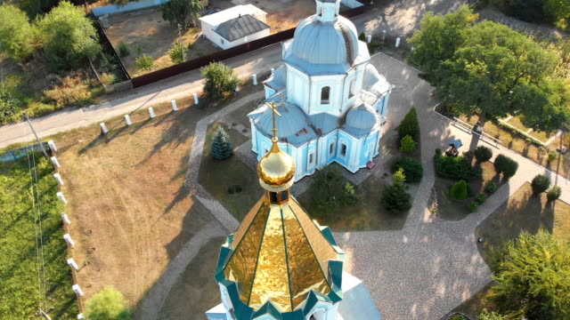 Vista-aérea-de-la-iglesia-cristiana-del-ucraniano-situado-en-el-pueblo