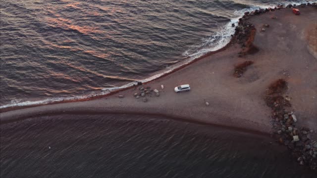 Absteigende-Luftaufnahme-von-Auto-auf-leeren-kalten-Strand