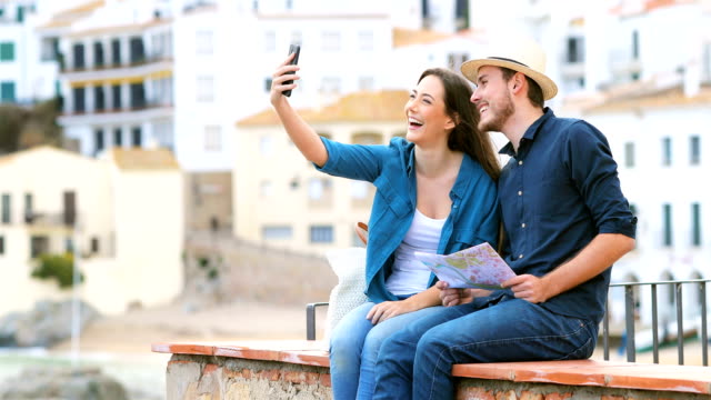 Glückliches-Paar-Touristen-unter-Selfies-mit-einem-smartphone
