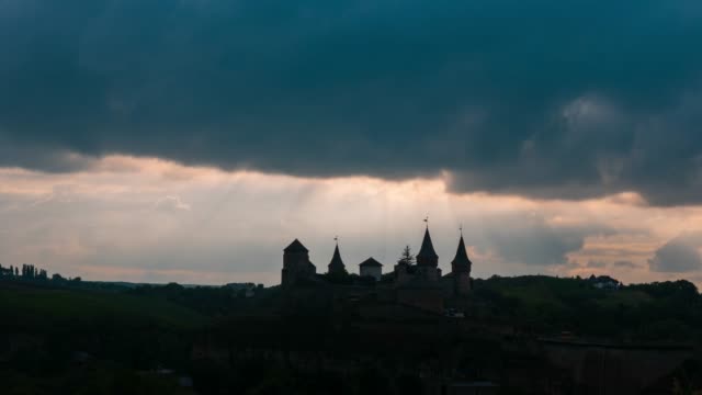 Timelapse-de-nubes-en-movimiento-sobre-el-castillo-medieval-de-Kamianets-Podilskyi