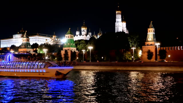 Nachtansicht-des-Moskauer-Kreml-und-Moskwa-Fluss-mit-Kreuzfahrtschiffen,-Russland.