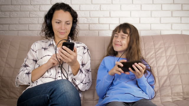 Smartphone-addiction.-Family-on-the-Internet.