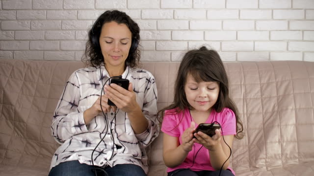 Internet-addiction.-Family-with-smartphones.