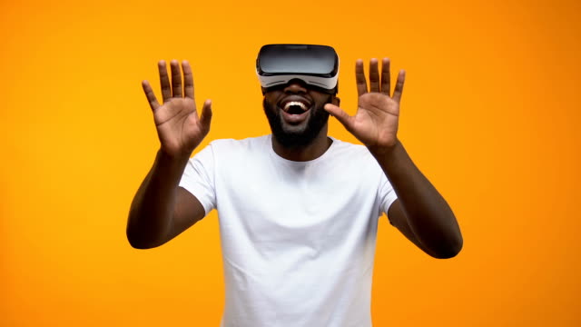Erstaunt-afro-amerikanischer-Mann-in-VR-Kopfhörer-Erforschung-modernere-Technologien,-Zukunft