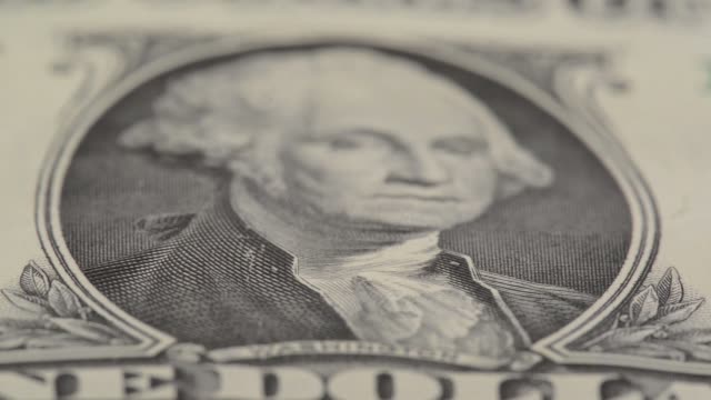 Extreme-Nahaufnahme-von-Washington-auf-einer-Dollarnote-mit-Fokus-verschieben-von-Buchstaben-"Washington"-das-Bild-des-Präsidenten